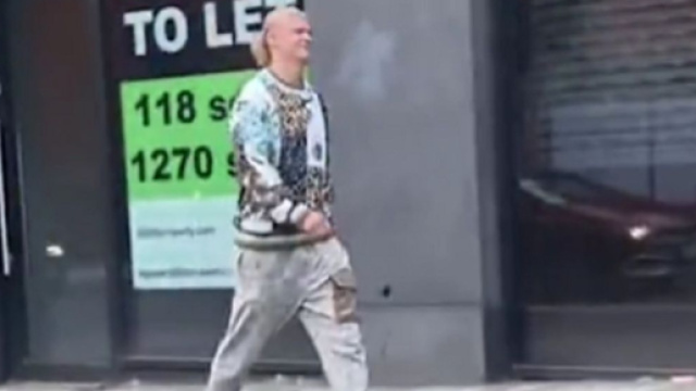 Un fan de Manchester United trolle Erling Haaland dans la rue, sa réponse est légendaire (capture YouTube)