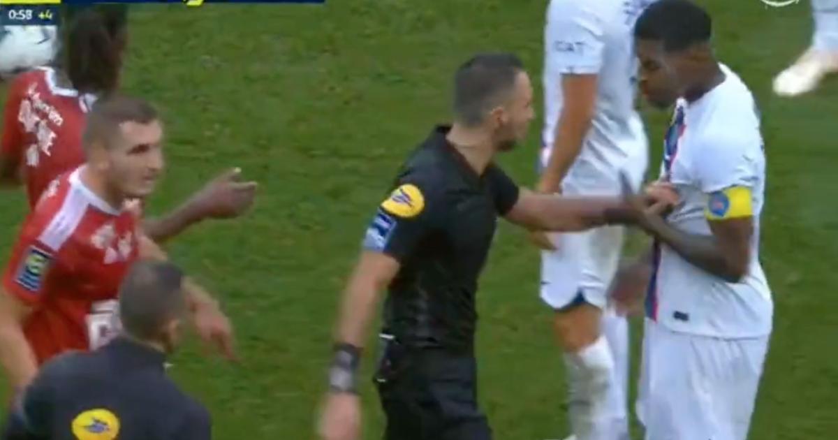 Presnel Kimpembe impazzisce e attacca l’arbitro senza prendere un cartellino giallo (Video)