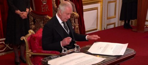 Carlos III ha sido criticado en las redes sociales por su trato a los empleados de la Casa Real (Captura de pantalla de Antena 3)