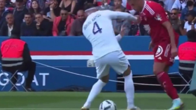 Le petit pont de Slimani sur Sergio Ramos enflamme Twitter (capture YouTube)