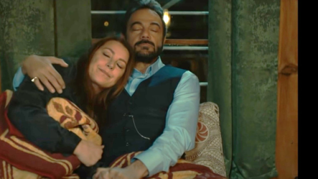 Hunkar stringe la mano a Fekeli e dorme insieme a lui