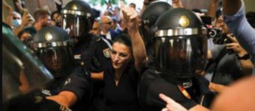 Macarena Olona fue escoltada por la Policía Nacional en la Universidad de Granada (Twitter, Macarena_Olona)