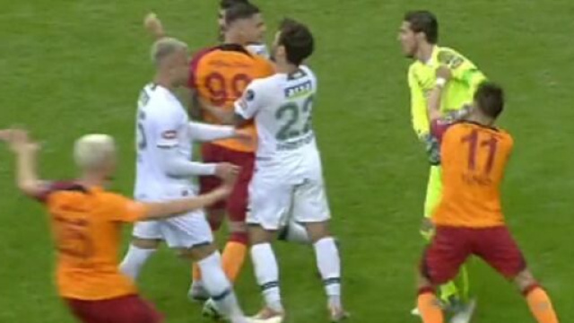 Mauro Icardi démarre par une bagarre avec Galatasaray et fait le buzz (capture YouTube)