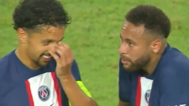Neymar au coeur d'une scène forte avec Marquinhos contre Haïfa. (crédit Twitter)