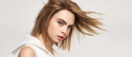 Cara Delevingne teve adolescência com depressão e mãe viciada (imagem reprodução Blasting News)