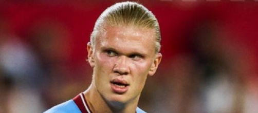 La réaction d'Erling Haaland face aux caméras fait beaucoup parler (capture YouTube)