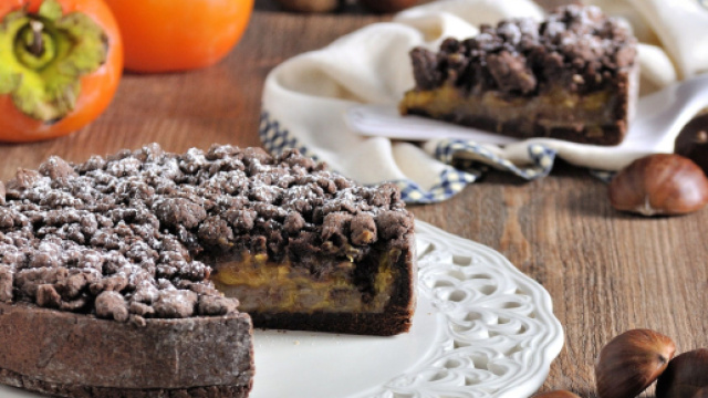 La crostata alle prugne e la speziata alle castagne e cioccolato sono due dolci vegani perfetti per affrontare con energia il cambio di stagione.