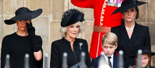 Meghan Markle no pudo aguantar las lágrimas ante el féretro de Isabel II (Captura de pantalla de BBC)