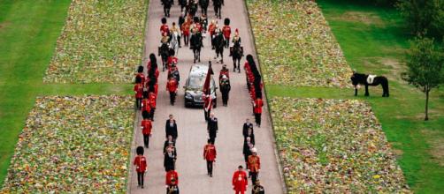 Carlos III acompañó el cortejo fúnebre de Isabel II hasta el Castillo de Windsor (Twitter, RoyalFamily)