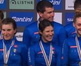 Il sestetto azzurro sul podio della staffetta mista dei Mondiali di ciclismo.