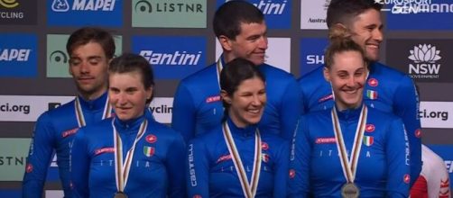Il sestetto azzurro sul podio della staffetta mista dei Mondiali di ciclismo.