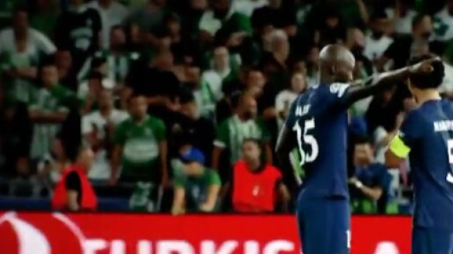 Danilo agacé par les errements dans la défense du PSG. (crédit Twitter)
