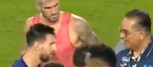 Un membre du staff du Honduras veut une photo avec Messi, son coéquipier pète un câble (capture Youtube)