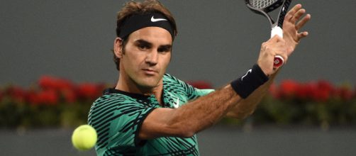Roger Federer em um lance de partida de tênis. Seu último jogo ocorreu durante essa semana. (Arquivo Blasting News)