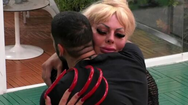 Grande Fratello Vip, Elenoire piange per Luca.