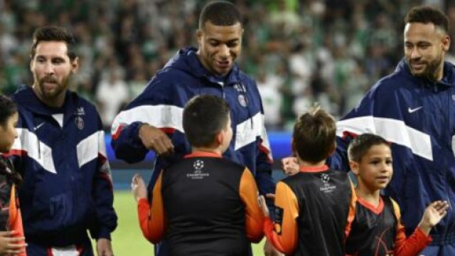 Mbappé en froid avec une partie du vestiaire du PSG ? (crédit Twitter)