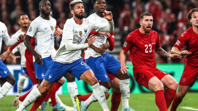 Olivier Giroud et des autres Bleus en boite de nuit après la défaite au Danemark. (crédit Twitter)