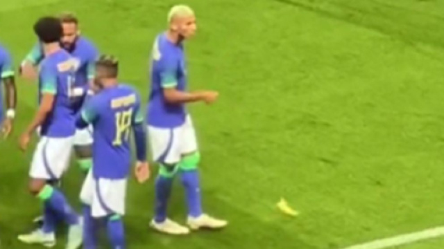 Richarlison visé par une banane, les internautes s'indignent (capture YouTube)