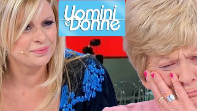 Uomini e Donne, registrazioni 23 e 24 settembre: Tina fa piangere Pinuccia, che corre nel backstage.