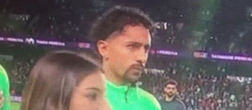La réaction de Marquinhos pendant que l'hymne du Brésil est sifflé devient virale (capture YouTube)