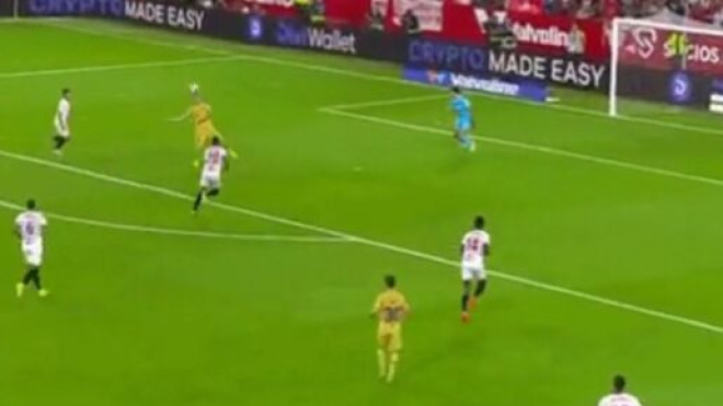L'enchaînement contrôle - reprise de volée de Lewandowski régale les fans (capture YouTube)