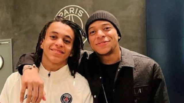 Kylian Mbappé sur FIFA23, son frère Ethan se moque de lui et fait le buzz (capture YouTube)
