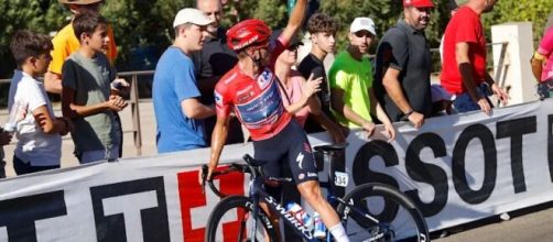 Ciclismo, Remco Evenepoel fermato dalla foratura alla Vuelta Espana