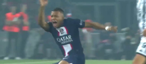 Le nombre incalculable de joueurs du PSG au sol indigne Twitter, la séquence buzze (capture YouTube)