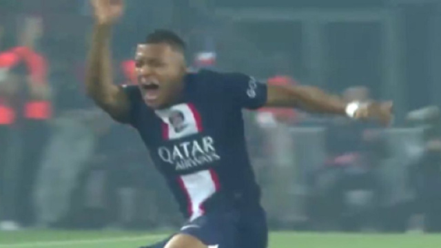 Le nombre incalculable de joueurs du PSG au sol indigne Twitter, la séquence buzze (capture YouTube)