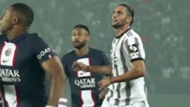 Le sourire d’Adrien Rabiot au moment de la louche de Neymar pour Mbappé fait le buzz (capture YouTube)