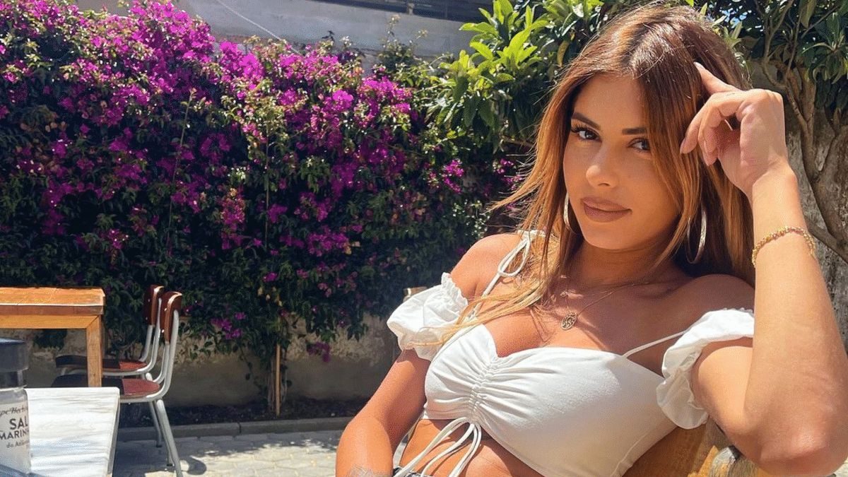 Sarah Lopez La Bataille Des Clans Sarah Lopez : en larmes et très stressée, sa maman s'est fait cambrioler  chez elle