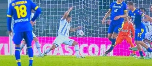 Nell'immagine Danilo, difensore della Juventus, tocca il pallone con il braccio contro il Verona.