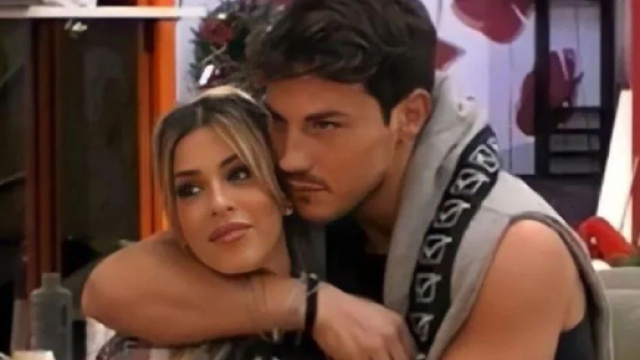 Grande Fratello Vip, Daniele e Oriana cedono alla passione: baci sotto al piumone di notte.