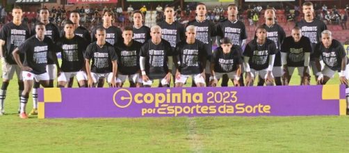 Jogadores do Vasco entraram com camisas para homenagear Dinamite (Reprodução/Twitter/@VascodaGama)