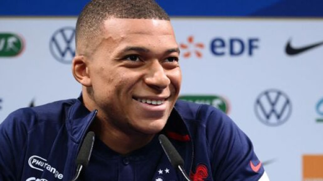 Kylian Mbappé pourrait arrêter les Bleus pendant un moment selon Daniel Riolo. (screenshot Twitter - @_le442)