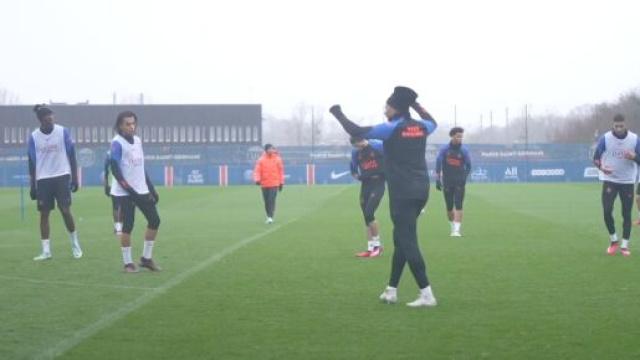 Ethan et Kylian Mbappé réunis à l'entrainement du PSG. (Screenshot YouTube - @PSG - Paris Saint-Germain)
