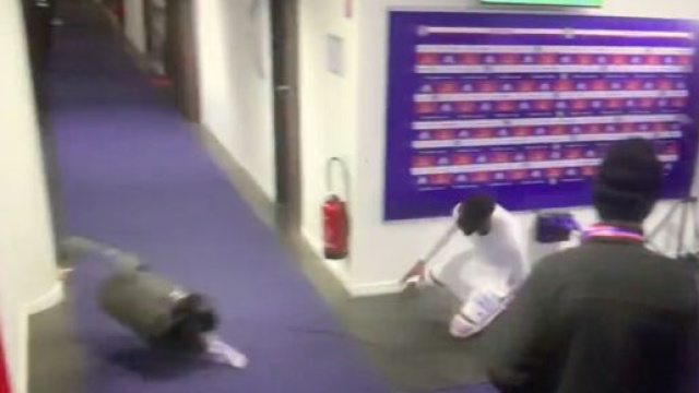 Karl Toko-Ekambi furieux après son remplacement face à Strasbourg. (screenshot Canal+, match OL-Strasbourg)