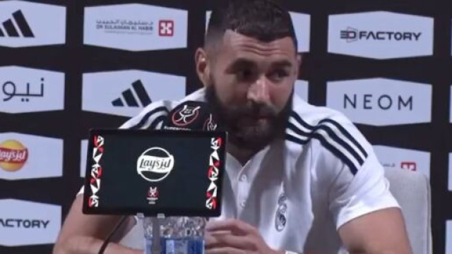 Karim Benzema agacé par la question d'un journaliste en conférence de presse. (screenshot Twitter - @lnstantFoot)