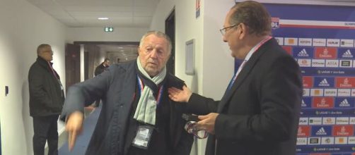 Jean-Michel Aulas en pleine discussion avec John Textor avant OL-Strasbourg. (screenshot Twitter - @PVSportFR)