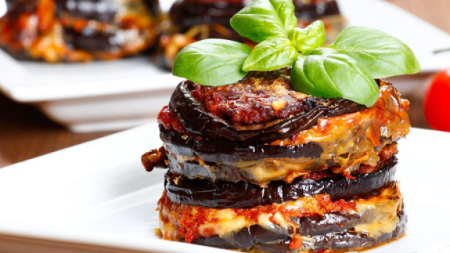 Parmigiana di melanzane: un delizioso piatto unico della tradizione culinaria italiana.