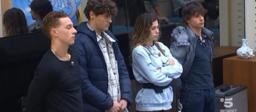 Amici: dopo il confronto tra gli allievi, i fan pensano ad un episodio di bullismo.