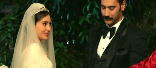 Terra amara, finale 1^ stagione: Behzat di presenta al matrimonio della figlia con Yilmaz.