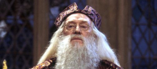 O ator Richard Harris como o personagem Alvo Dumbledore (Reprodução/Warner Bros.)