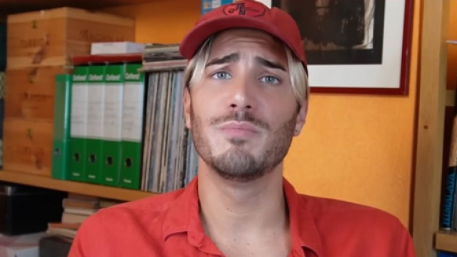 Nicolo (Le Cross) répond aux questions des internautes sur la chirurgie esthétique dans la télé-réalité. (Screenshot @YouTube)