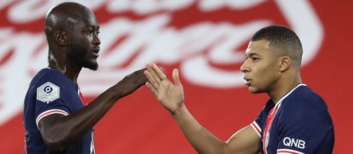 Lens-PSG: Danilo enlève le ballon des pieds de Mbappé sur une action de but, il enrage (capture YouTube)