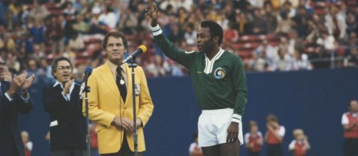 Pelé se tornou um dos maiores jogadores de futebol do mundo.