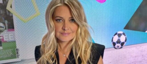 Carine Galli : Un internaute lui fait une allusion obscène sur Twitter, elle répond (capture YouTube)