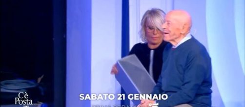 C'è posta per te, Maria avvicina la cassa audio ad un aziano