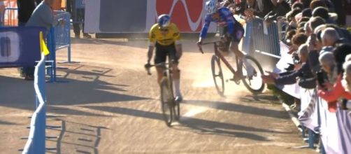 Wout van Aert e Mathieu Van der Poel in azione nel ciclocross di Benidorm.