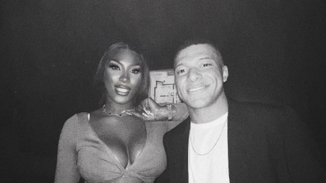 La chanteuse a fait sensation aux cotés du footballeur du PSG. Credit : compte officiel Instagram Aya Nakamura